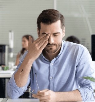 man suffer from dry eye